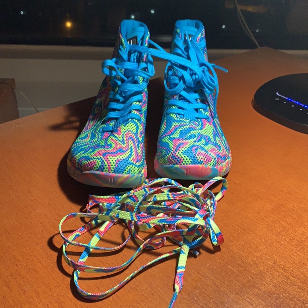 Women’s size 7 high top tennis shoes. Material: super fabric